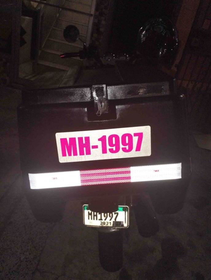 Letrero reflectivo con número de placa para moto