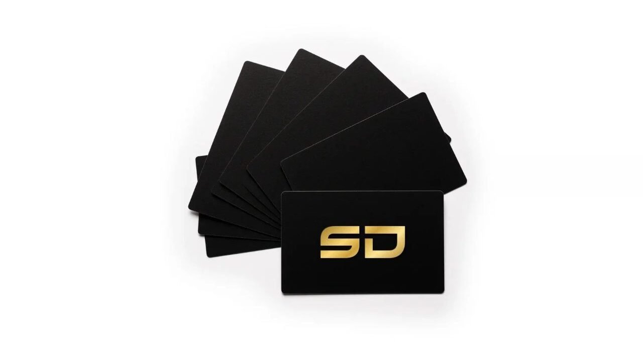 Tarjetas de presentación negras con logo SD estampado en foil dorado