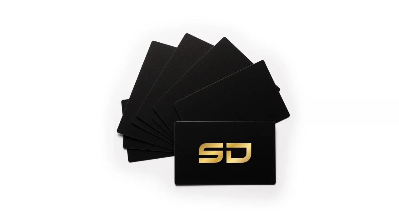 Tarjetas de presentación negras con logo SD estampado en foil dorado
