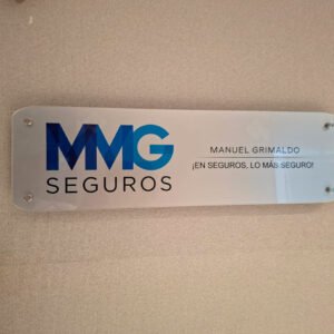 Placa de acrílico ideal para mostrar en las entradas de oficinas – ejemplo de trabajo realizado