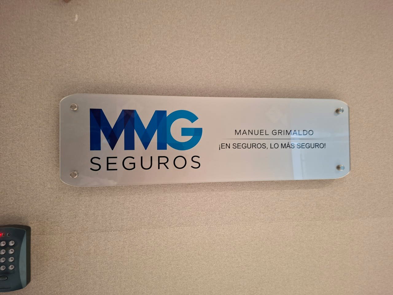 Placa de acrílico ideal para mostrar en las entradas de oficinas - Imagen 3