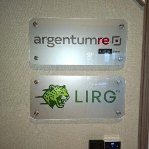 Placa de acrílico ideal para mostrar en las entradas de oficinas