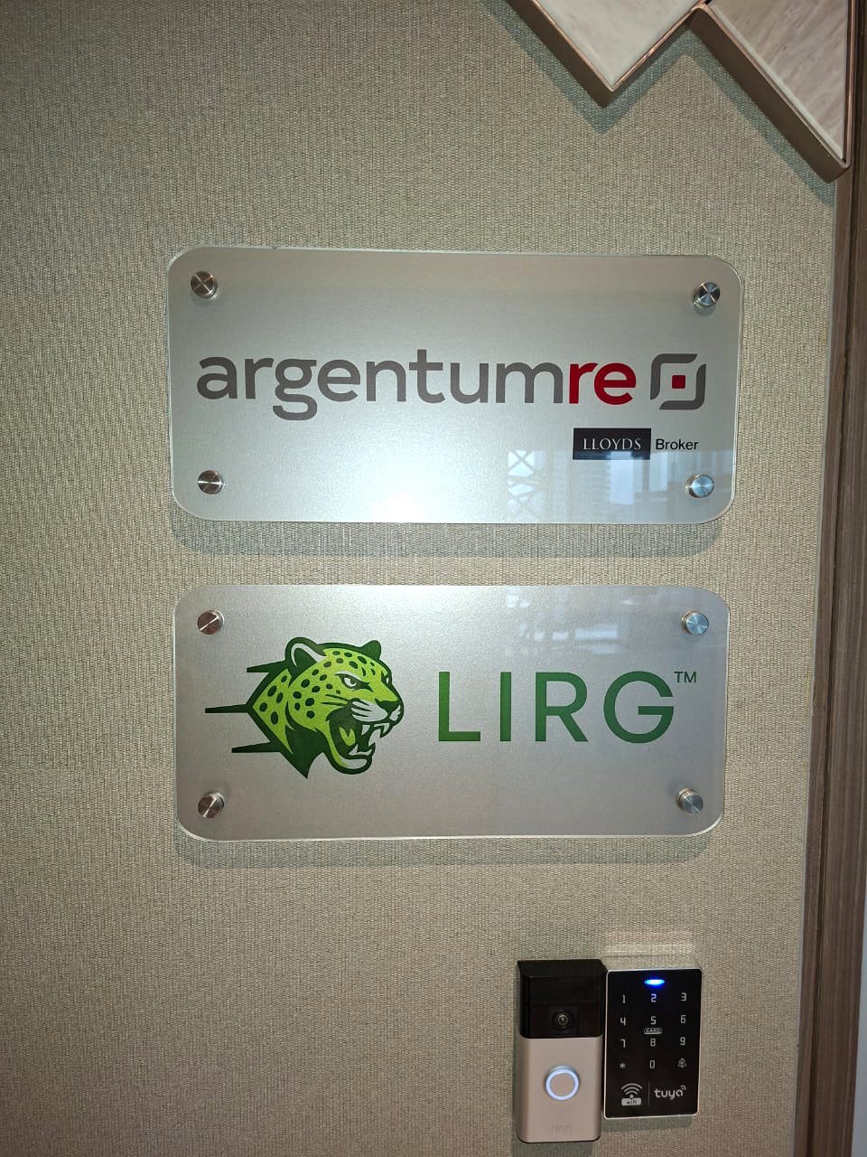 Placa de acrílico ideal para mostrar en las entradas de oficinas