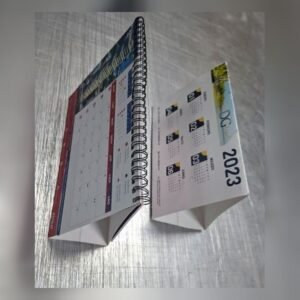 Calendario triangular de escritorio con espiral metálico