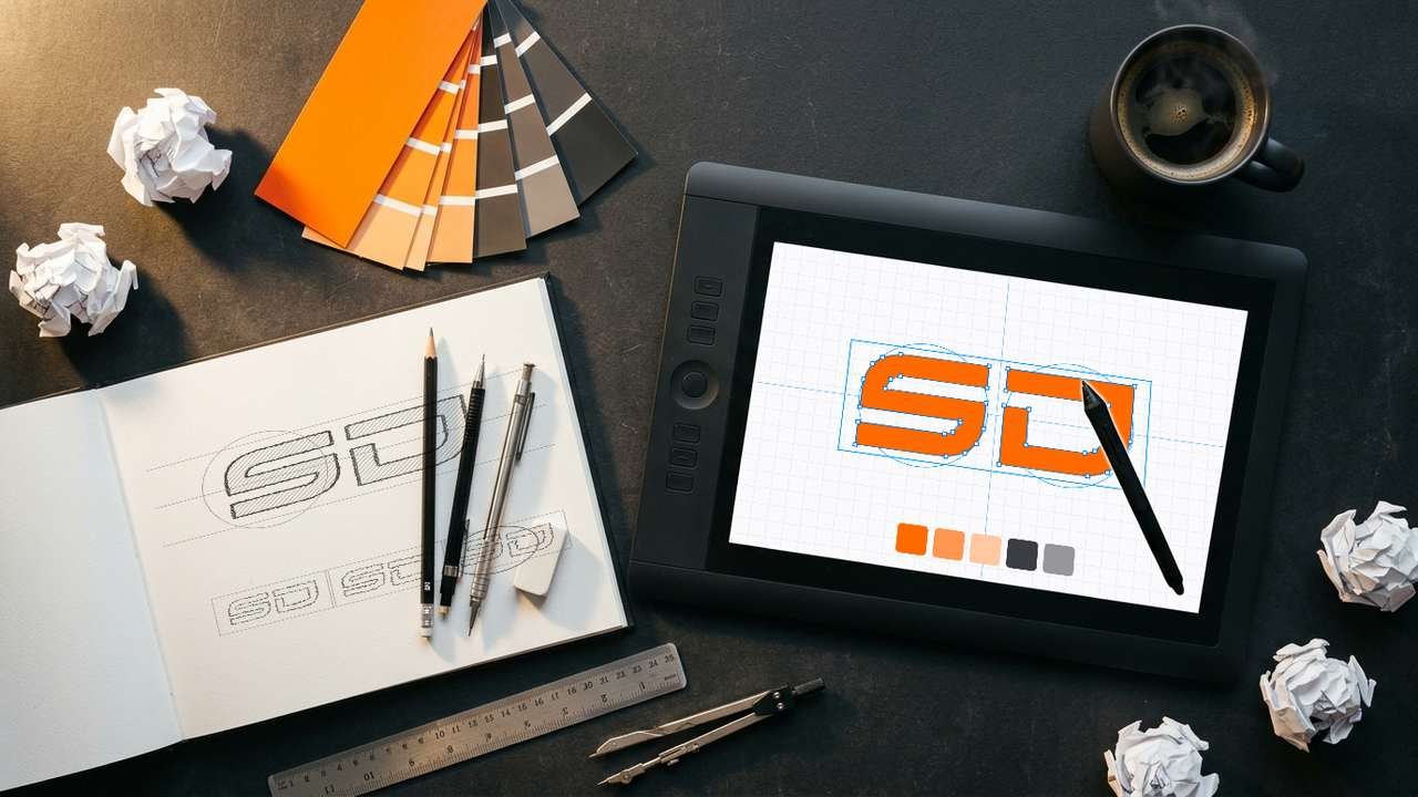 Proceso de diseño de logo: boceto a lápiz y versión digital del logo SD – ServiDigitales Panamá