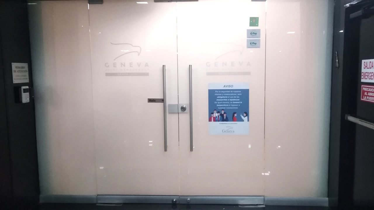 Esmerilado de vidrio en puertas de oficina con logo corporativo – ServiDigitales Panamá
