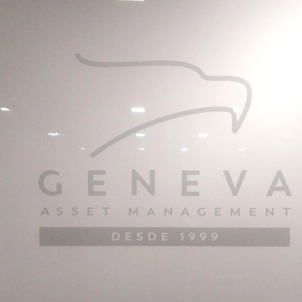 Detalle de logo corporativo esmerilado en vidrio, trabajo realizado por ServiDigitales